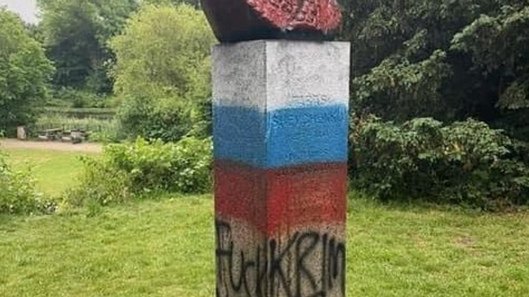 Разрисованный памятник Тарасу Шевченко