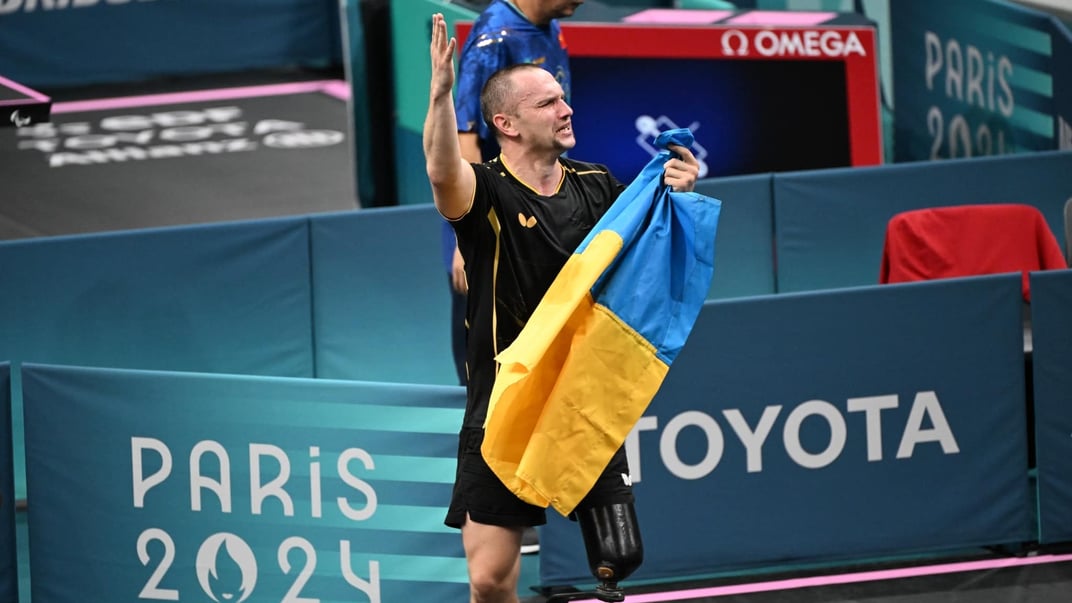 Тенісист Віктор Дідух радіє золотій медалі на Паралімпійських іграх 2024 року в Парижі