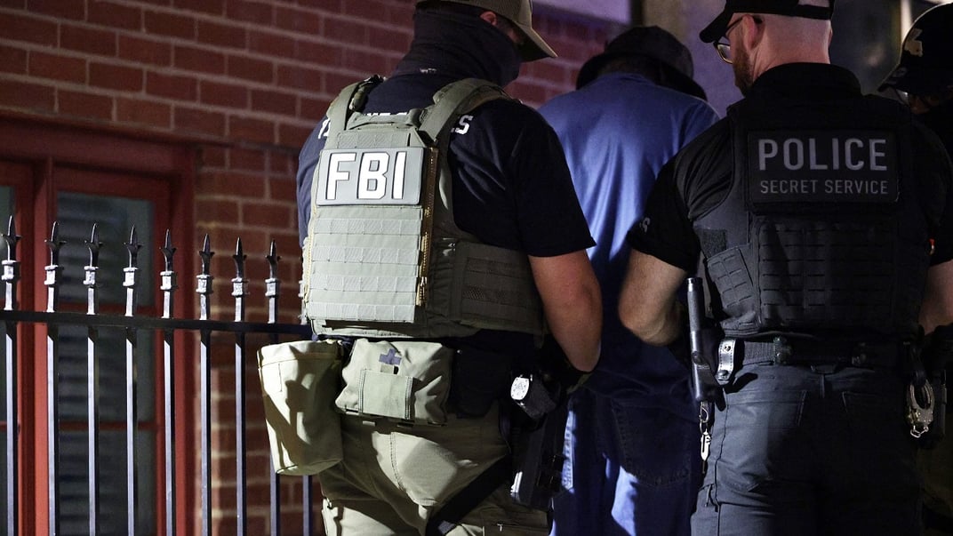 Федеральні агенти та поліціянти заарештовують чоловіка біля пресвітеріанської церкви на Нью-Йорк-авеню у Вашингтоні, округ Колумбія, 14 серпня 2025 року