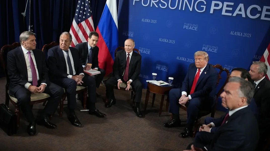 Президент США Дональд Трамп та глава рф росії володимир путін проводять зустріч на базі Елмендорф — Річардсон