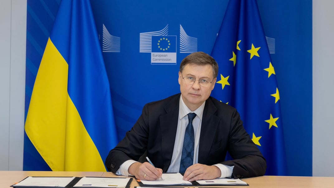 Віцепрезидент Європейської комісії Валдіс Домбровскіс підписує меморандум між Україною та ЄС
