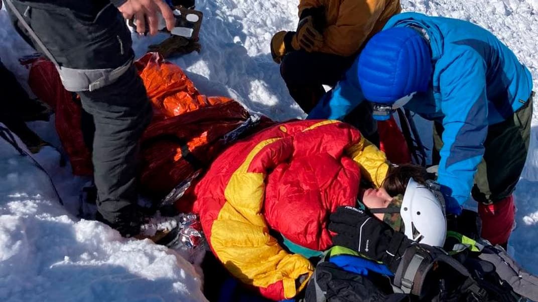 На горі Казбек у Грузії під лавину потрапила група альпіністів, серед яких були українці