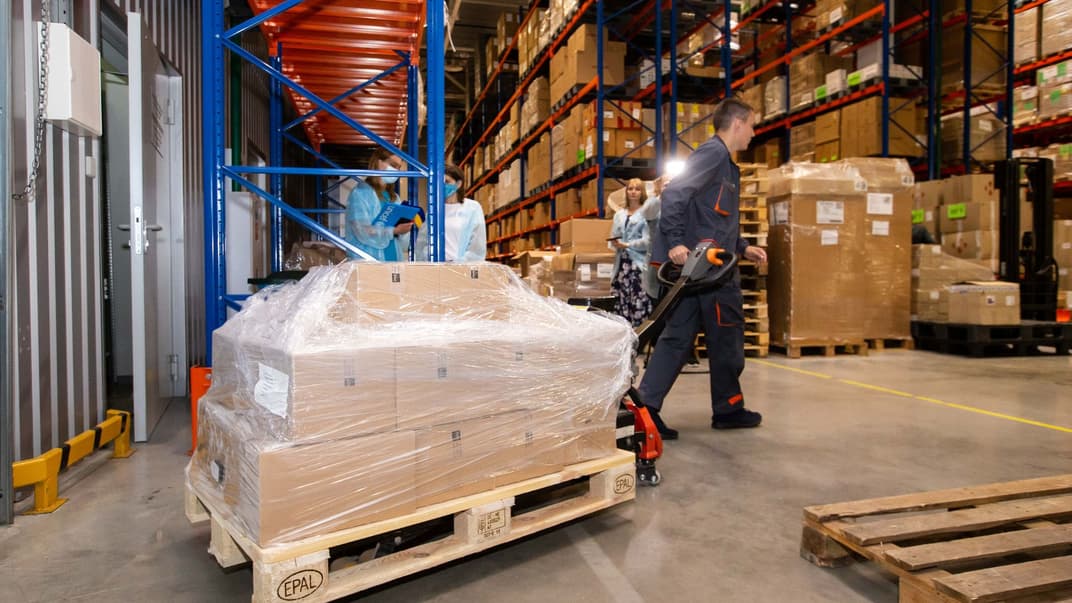 Украина получила 500 тысяч доз вакцины AstraZeneca. Ее передала Дания