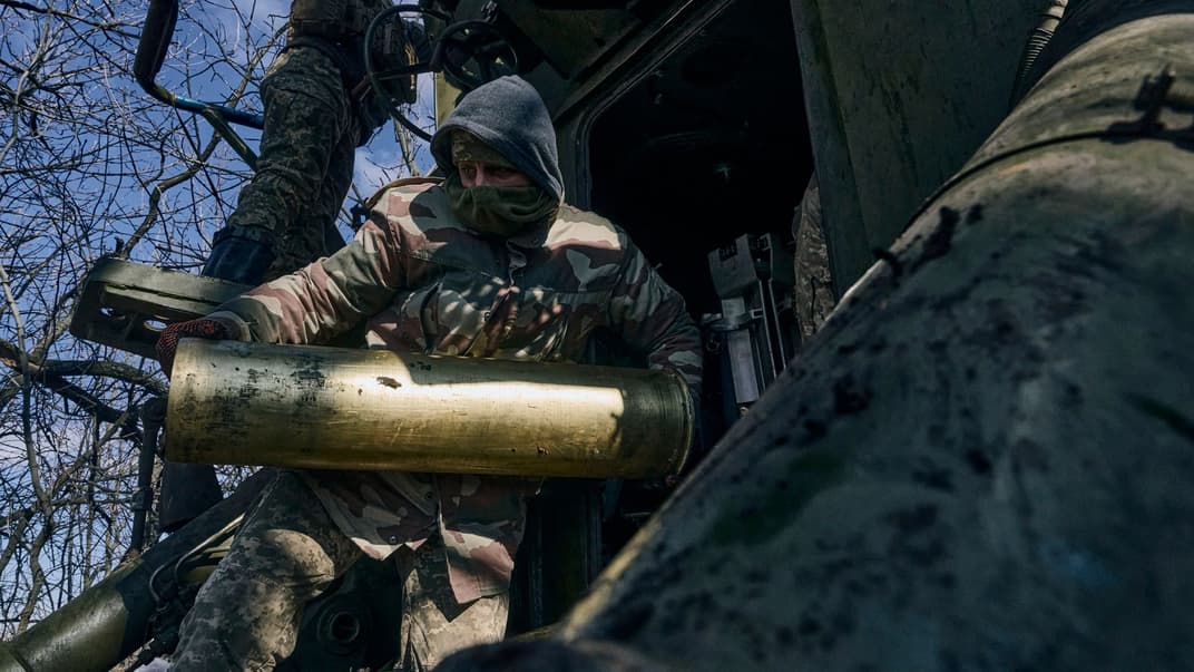 Українські військові готуються вести вогонь із самохідної гаубиці по російських позиціях поблизу Бахмута Донецької області, 5 березня 2023 року