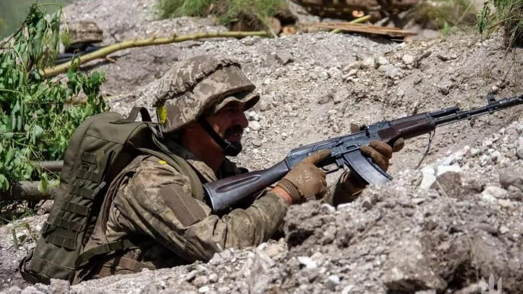 Український військовослужбовець на полі бою