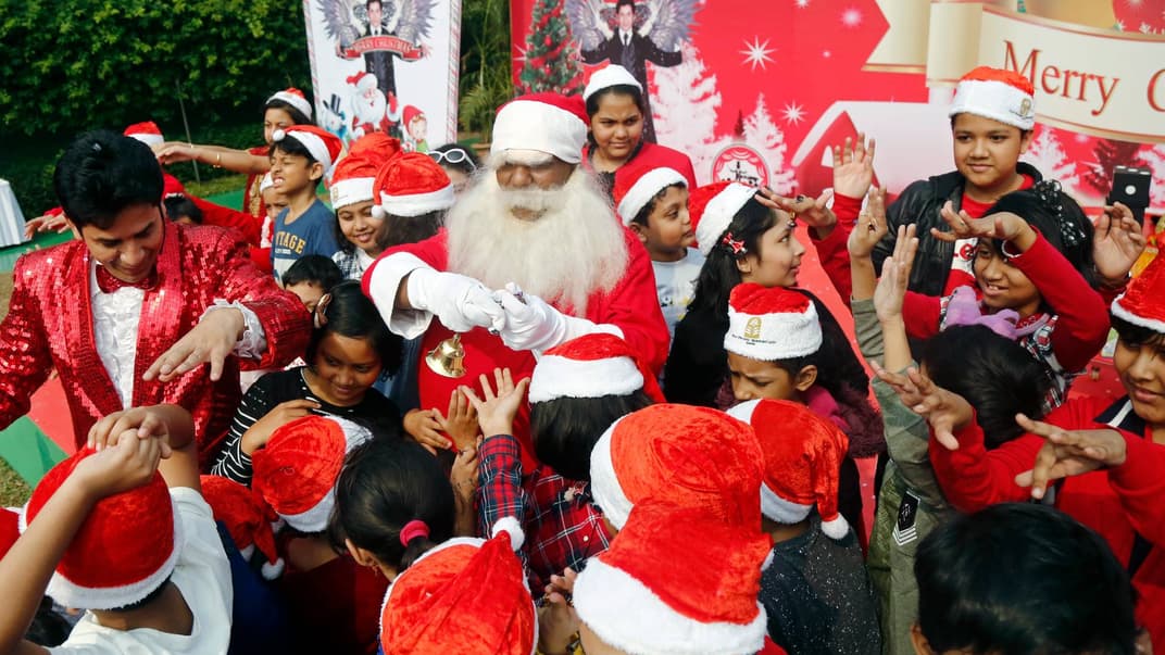 Діти в Бангладеш оточують Санта-Клауса під час святкування Різдва, Дакка, 25 грудня 2018 року