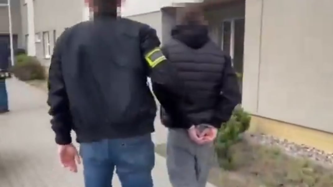 Затриманого за побиття українських підлітків ведуть у кайданках