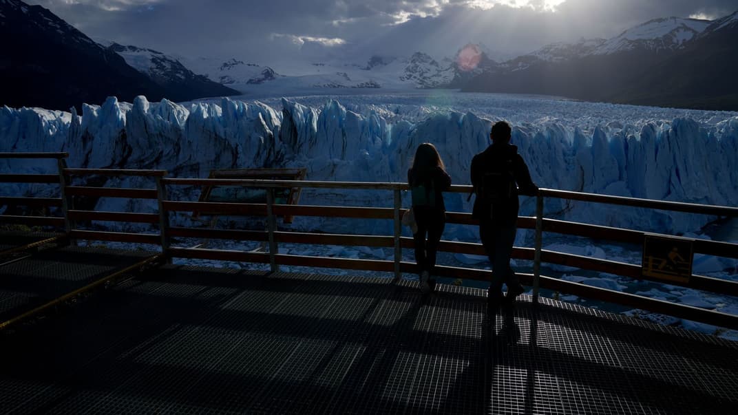 Туристы наблюдают за ледником Перито-Морено в национальном парке Лос-Гласиарес, неподалеку от Эль-Калафате, Аргентина, 1 ноября 2021 года