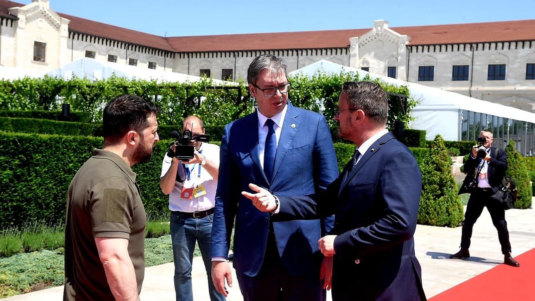 Президент Украины Владимир Зеленский, президент Сербии Александар Вучич (в центре) и премьер-министр Люксембурга Ксавье Бетель (справа) в Молдове, 1 июня 2023 года