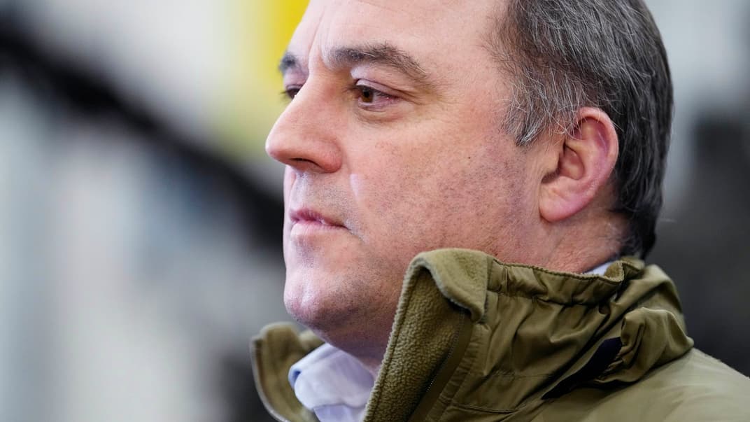 Министр обороны Великобритании Бен Уоллес выступает со СМИ во время своего визита в военный лагерь Тапа в Эстонии, 19 января 2023 года