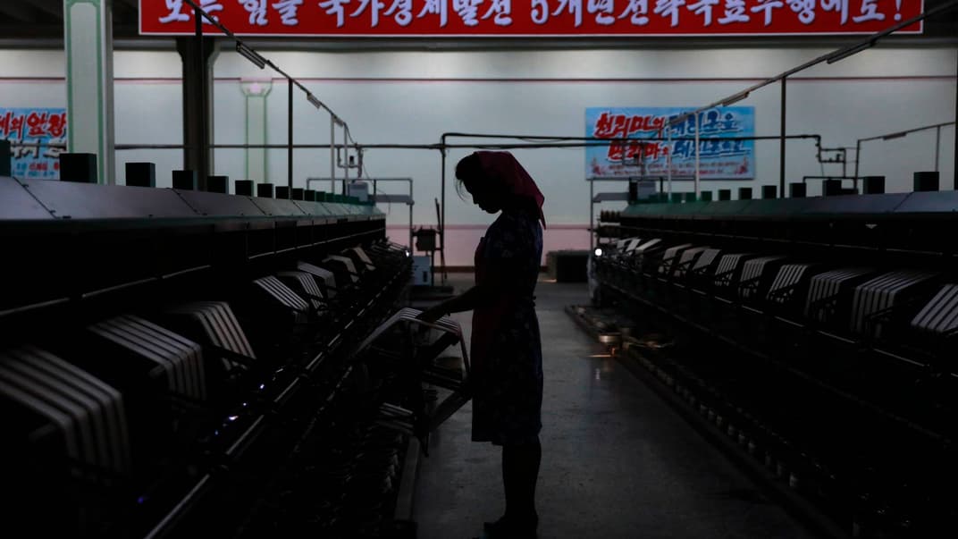 Громадянка КНДР за роботою на заводі із виробництва шовку у Пхеньяні, Північна Корея, 7 вересня 2018 року