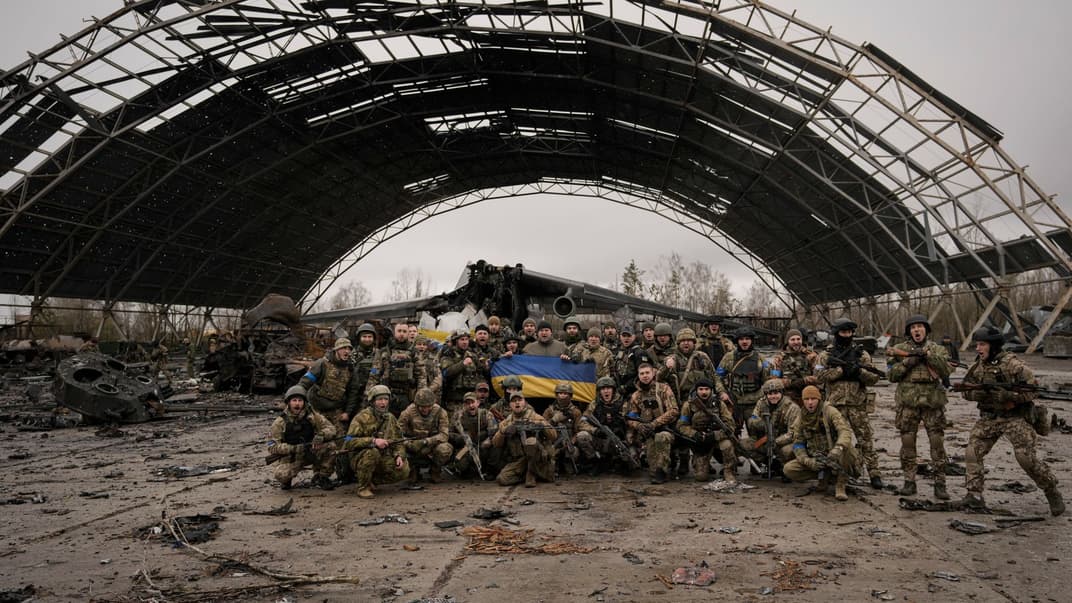 Українські військовослужбовці біля знищеного літака Ан-225 «Мрія» на території звільненого аеродрому Гостомеля, 2 квітня 2022 року