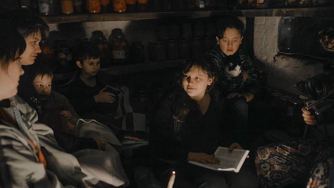 Кадр из фильма «Земля голубая, будто апельсин» режиссера Ирины Цилык