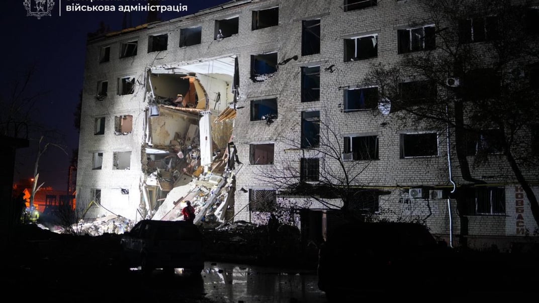 Разрушение в Запорожье после ночного российского обстрела