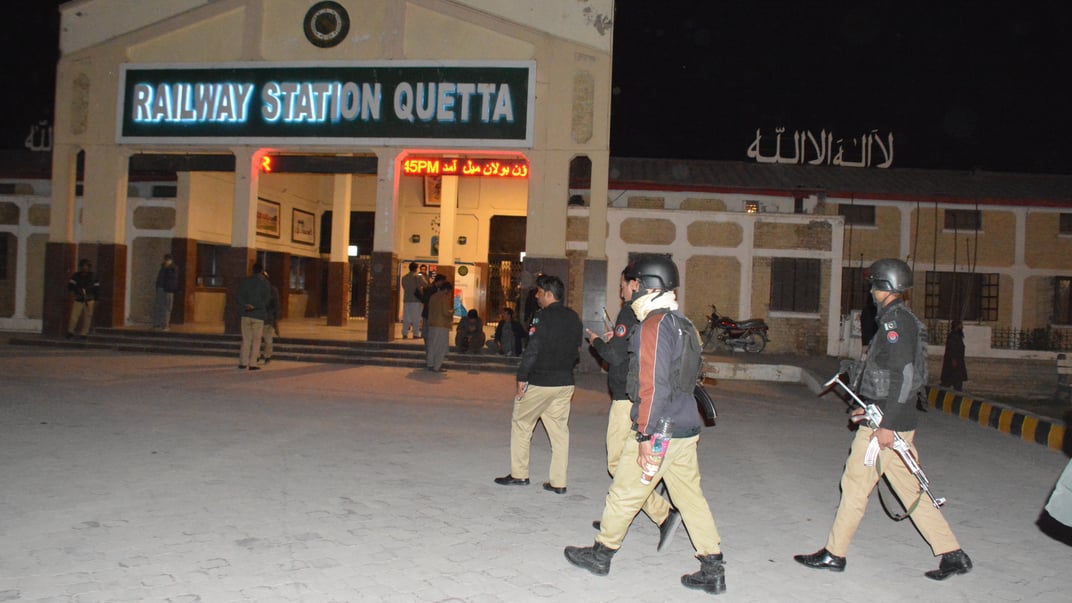 Пакистанські сили безпеки на залізничній станції Кветта після нападу на поїзд в Белуджистані, 11 березня 2025 року