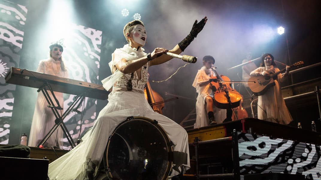 Виступ театрально-музичного гурту Dakh Daughters на концерті-відкритті фестивалю ГогольFest в «Міському саду» в Маріуполі, Донецька область, 27 квітня 2018 року