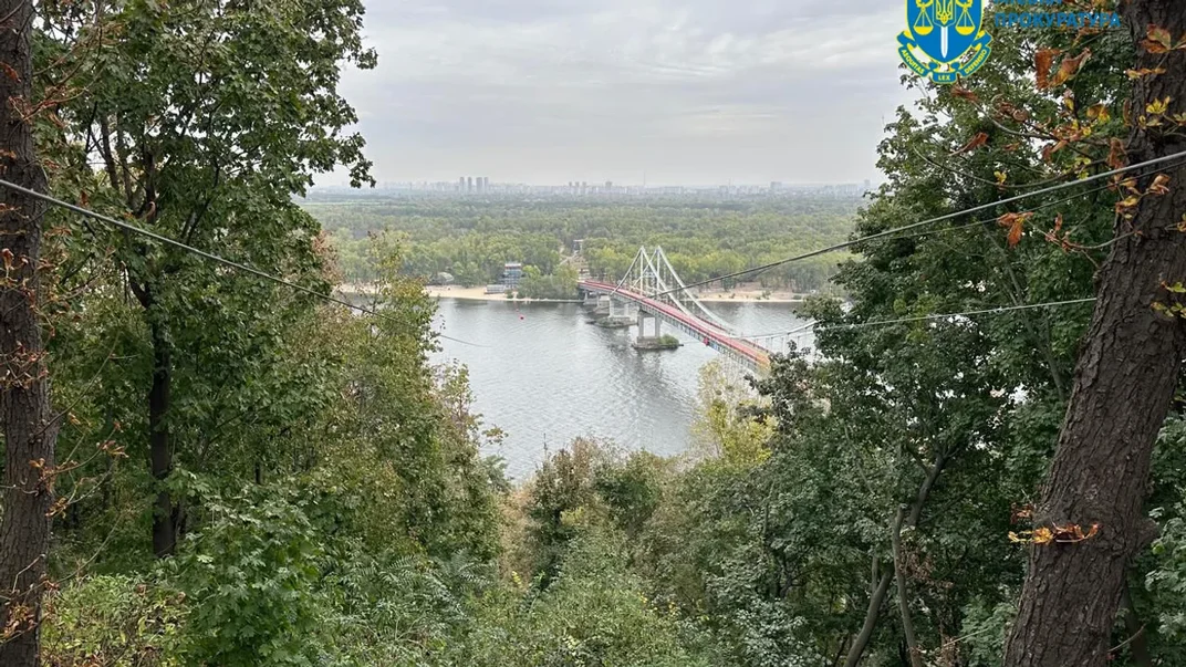 Тролей через річку Дніпро в Києві