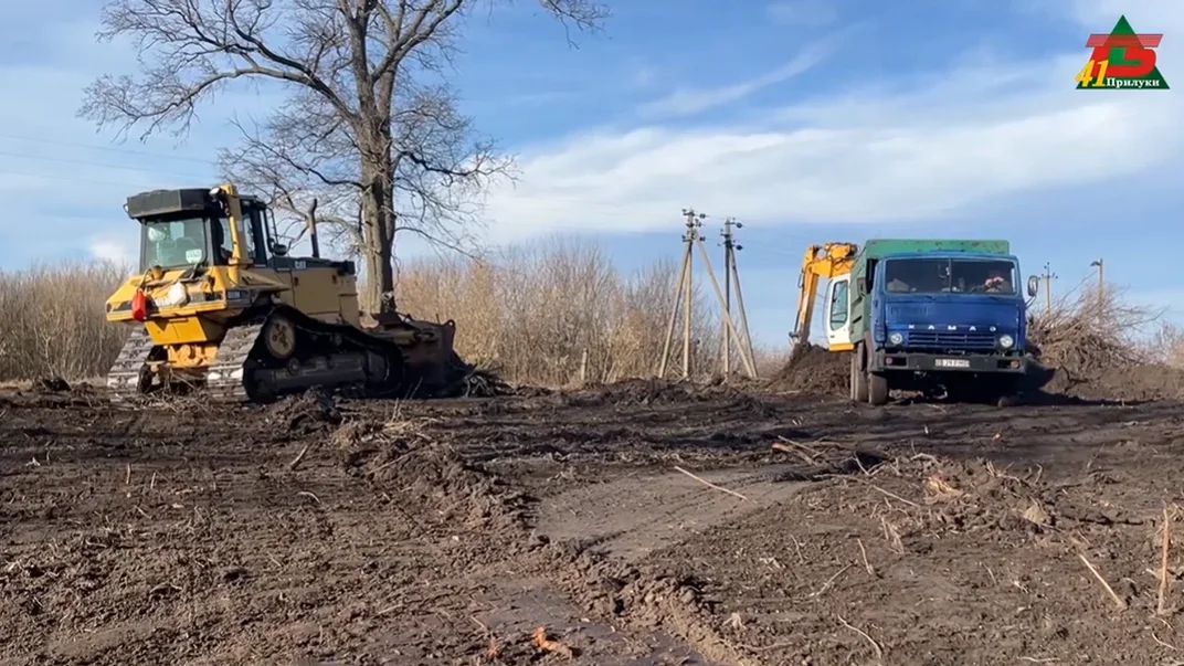 Техніка працює на кладовищі з похованнями жертв Голодомору в селі Івківці Чернігівської області