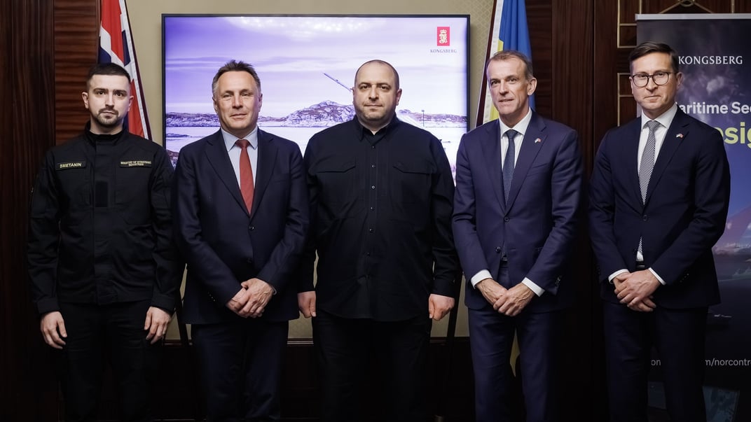 Украинские и норвежские чиновники, среди которых глава Минстратегпрома Герман Сметанин, министр обороны Рустем Умеров и его норвежский коллега Торе Оншуус Сандвик