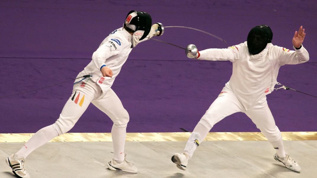 Иллюстративная фотография. Фехтовальщики соревнуются на Challenge Monal в Париже, 8 мая 2010 года