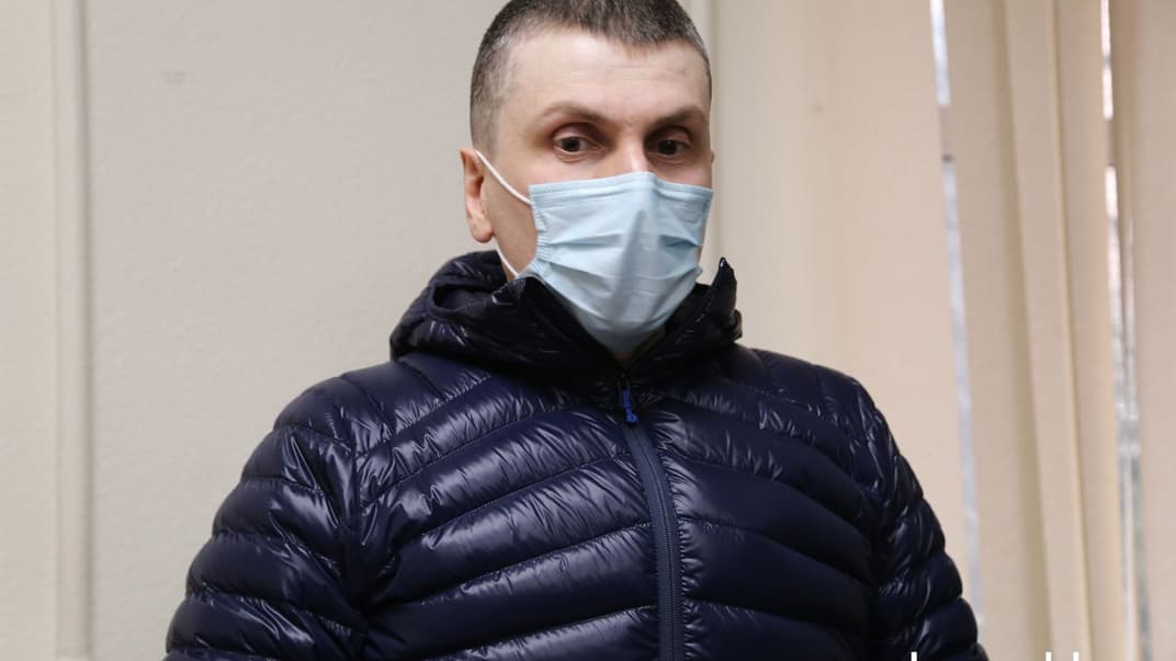 Потерпевший Осмаев — доброволец батальона имени Джохара Дудаева в Голосеевском суде Киева. 11 декабря 2020 года