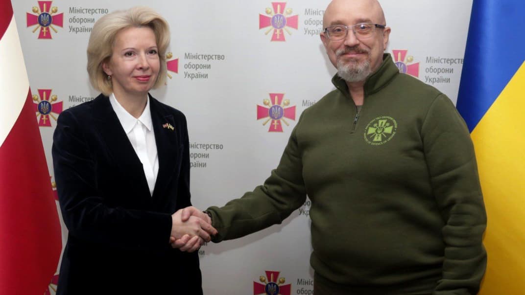 Міністерка оборони Латвії Інара Мурніеце та міністр оборони України Олексій Резніков на зустрічі в Україні