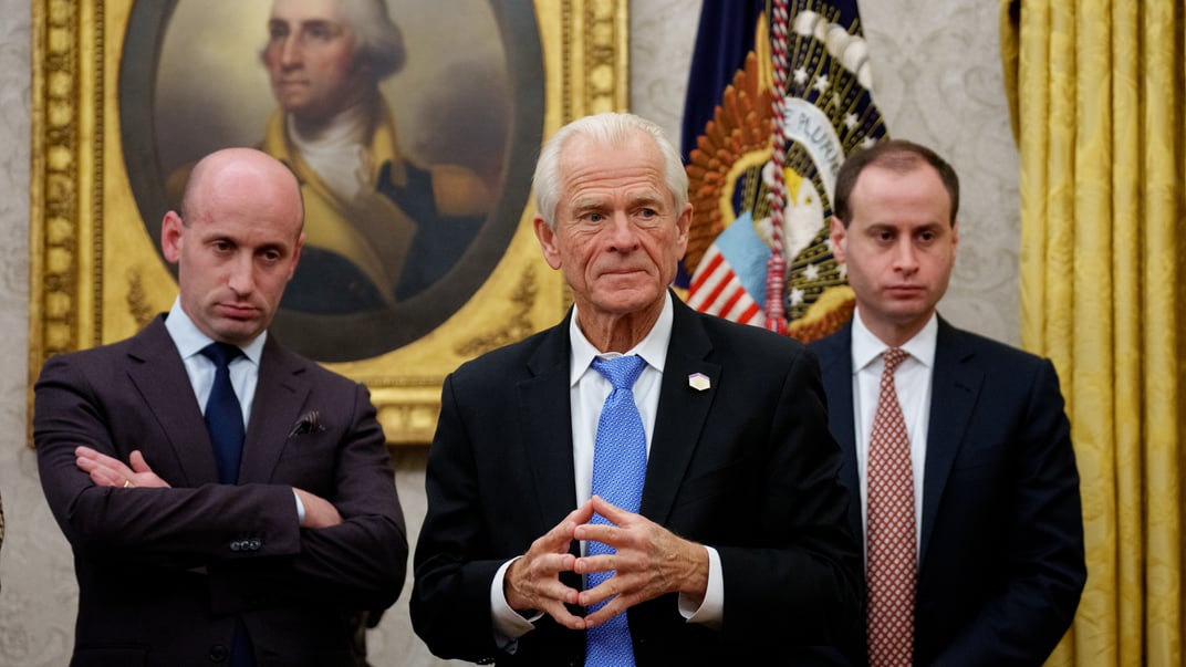 Головний радник Білого дому з торгівлі Пітер Наварро в Овальному кабінеті (в центрі)