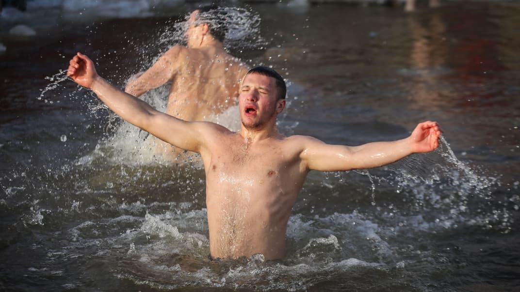 Мороз купанию не помеха. Как в Киеве ныряли в воду на Крещение (ФОТОРЕПОРТАЖ)