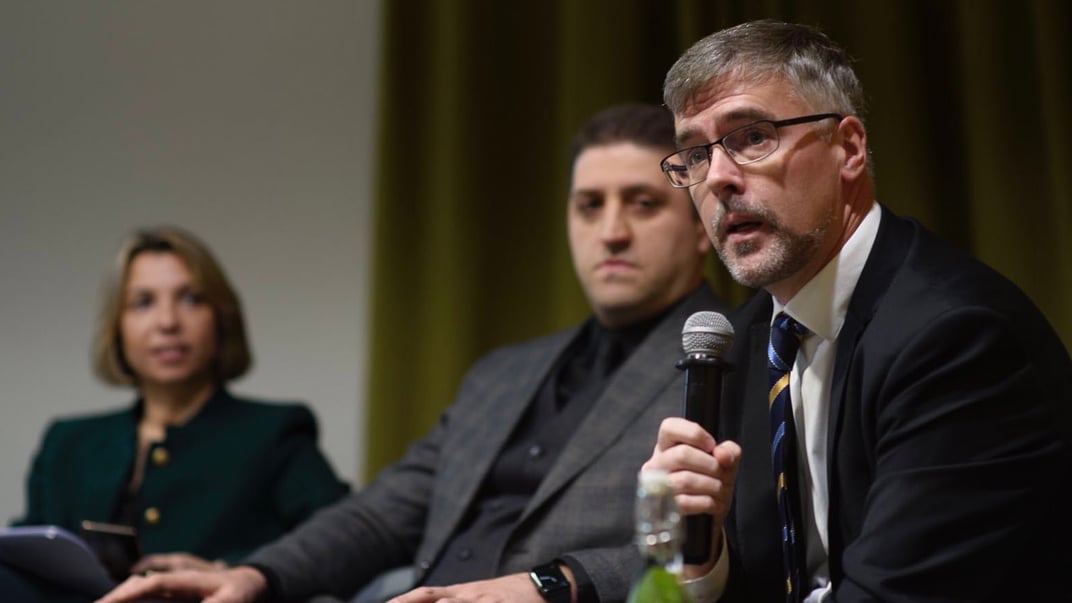 Иллюстративное фото. Бывший посол Швеции в Грузии Ульрик Тидестрем (справа с микрофоном), которого назначили специальным уполномоченным по вопросам восстановления Украины