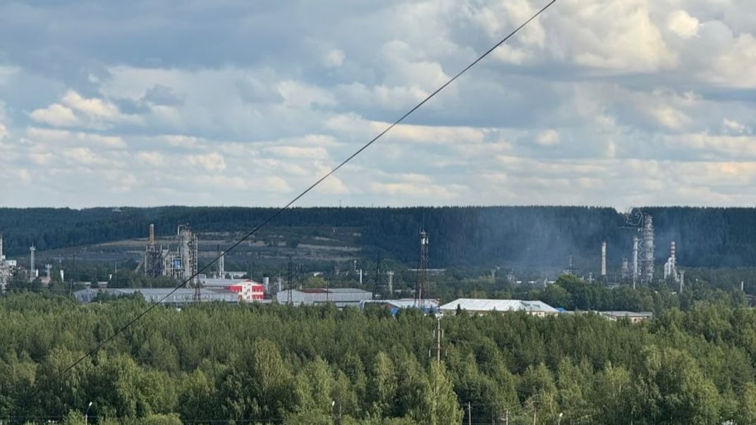Дим над нафтопереробним заводом у місті Ухта 10 серпня 2025 року