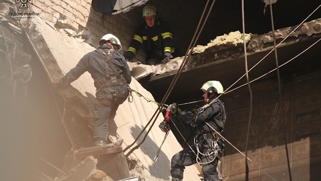 Рятувальники ДСНС розбирають завали внаслідок атаки на Черкаси, 21 вересня 2023 року