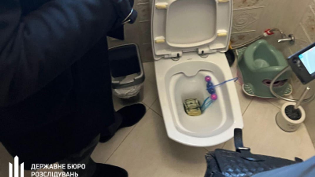 Депутат Львівської облради намагався змити хабар в унітаз