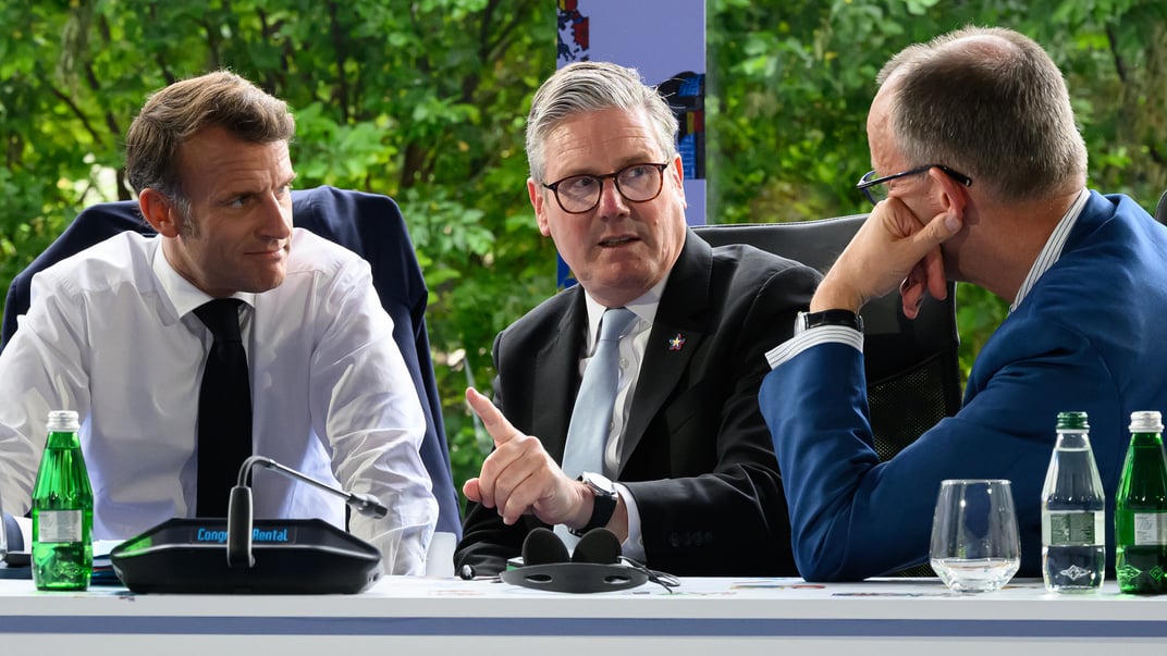 Прем'єр-міністр Великої Британії Кір Стармер (у центрі), президент Франції Емманюель Макрон (ліворуч) та канцлер Німеччини Фрідріх Мерц