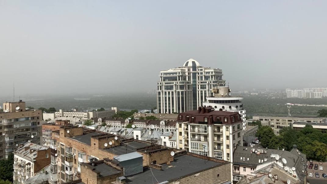 У Києві значно погіршилась видимість через хмару піску, яку принесло у столицю з Астраханських степів, 22 червня 2021 року