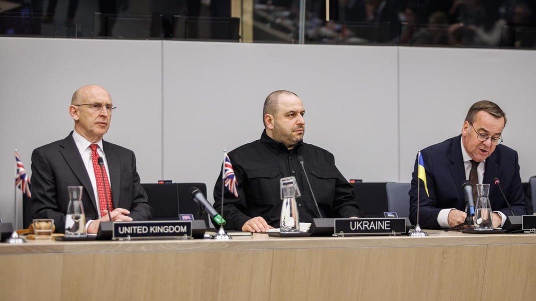 Министры обороны Великобритании, Украины и Германии Джон Хили, Рустем Умеров и Борис Писториус на встрече Контактной группы по обороне Украины, 11 апреля 2025 года