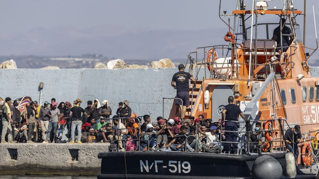 Мігранти, врятовані в морі біля грецького острова Крит, 6 липня 2025 року