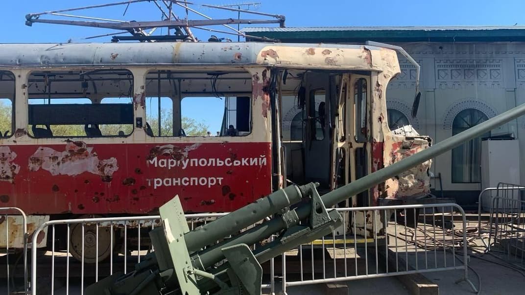 Розстріляний маріупольський трамвай, який виставили у російському музеї