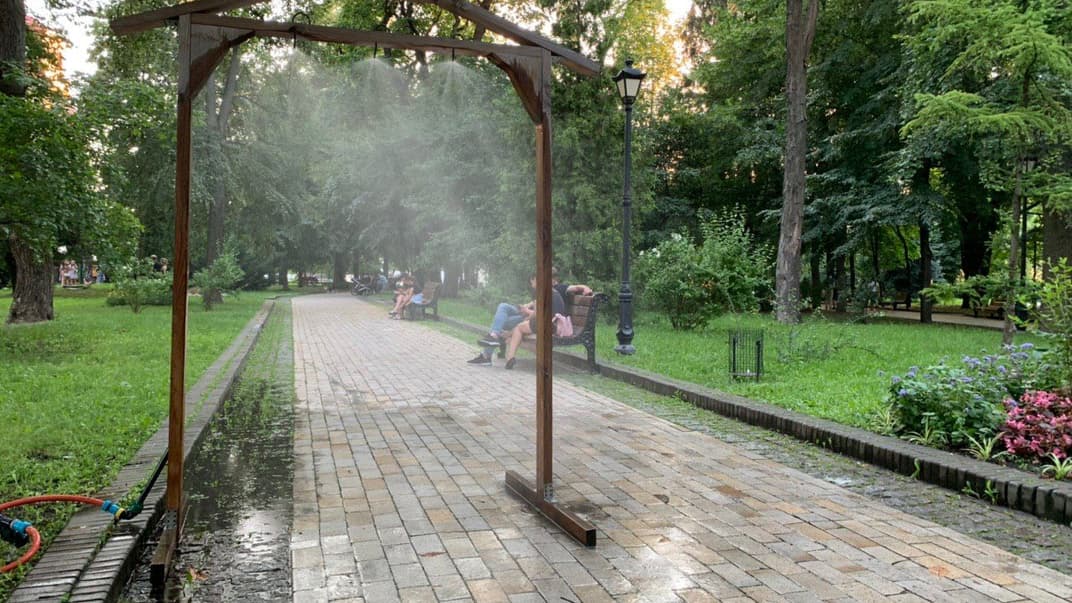 «Рамка-освіжувач» у Маріїнському парку, Київ, 1 липня 2020 року