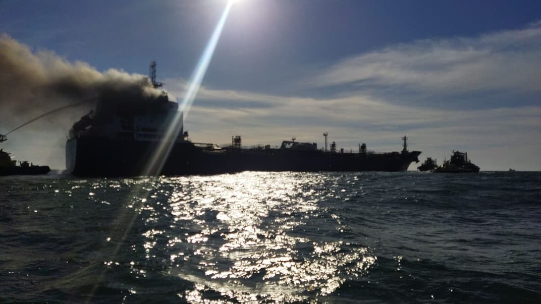 Танкер, що горить біля узбережжя Португалії