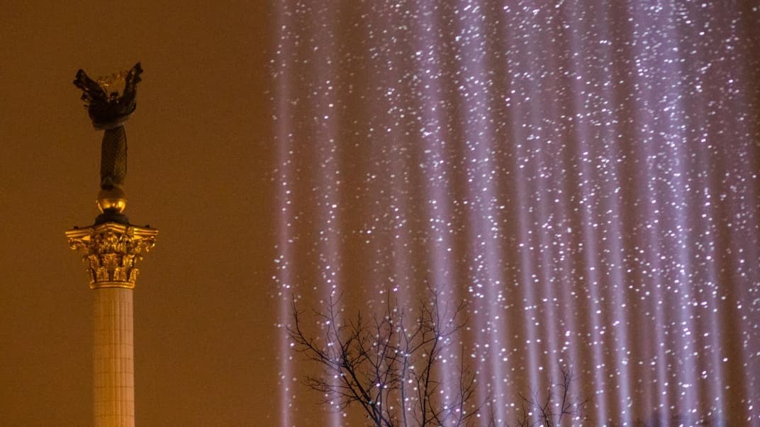 Люди пришли с цветами и свечами на аллею Небесной сотни во время церемонии возжигания Лучей достоинства 20 февраля 2021 года