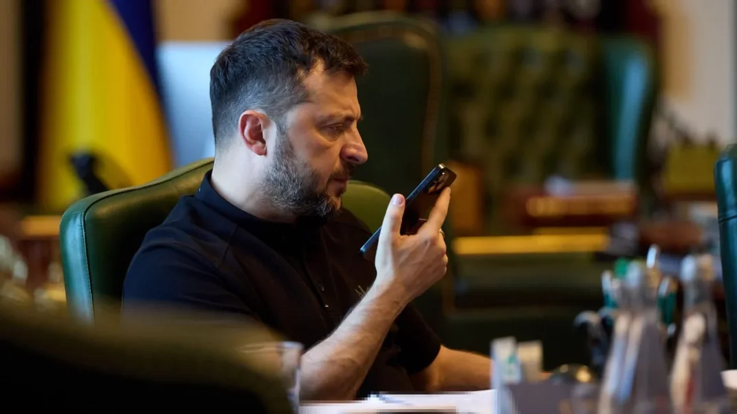 Ілюстративне фото. Президент України Володимир Зеленський говорить телефоном