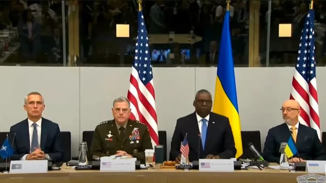 Генсек НАТО Єнс Столтенберг, генерал США Марк Міллі, глава Пентагону Ллойд Остін та міністр оборони України Олексій Резніков на засіданні «Рамштайн-13», Брюссель, 15 червня 2023 року