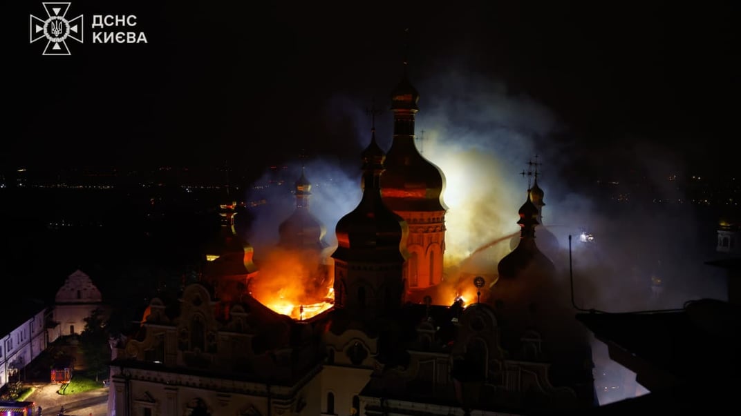 Будівля Успенського собору горить після масованої російської атаки по Києву, 15 червня 2026 року