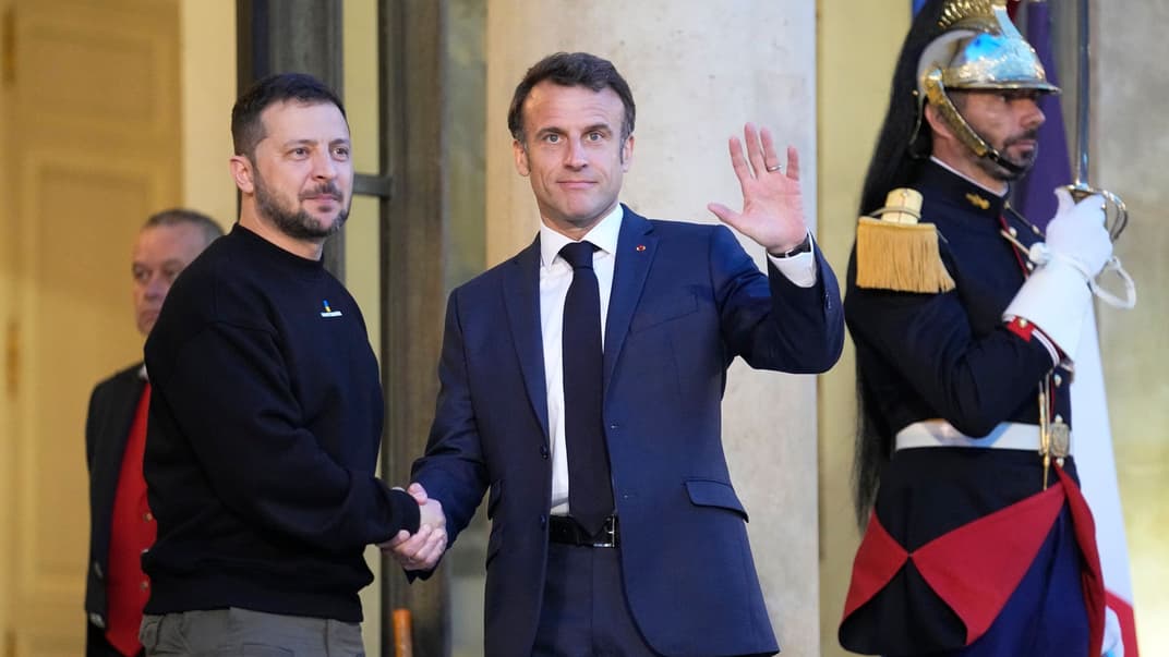 Президент Франції Еммануель Макрон вітає президента України Володимира Зеленського в Єлисейському палаці в Парижі, 14 травня 2023 року