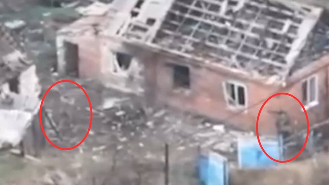 Український військовий (зліва) показав, що готовий здатися, але росіянин (справа) вистрілив з автомата