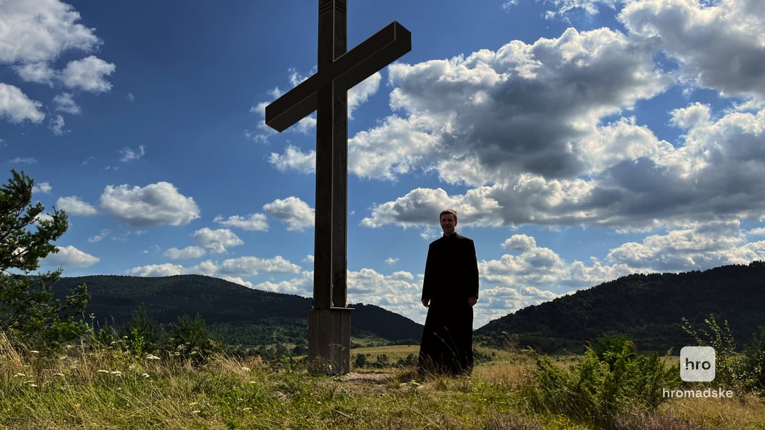 Священник Роман Гром у селі Мшанець. Львівська область