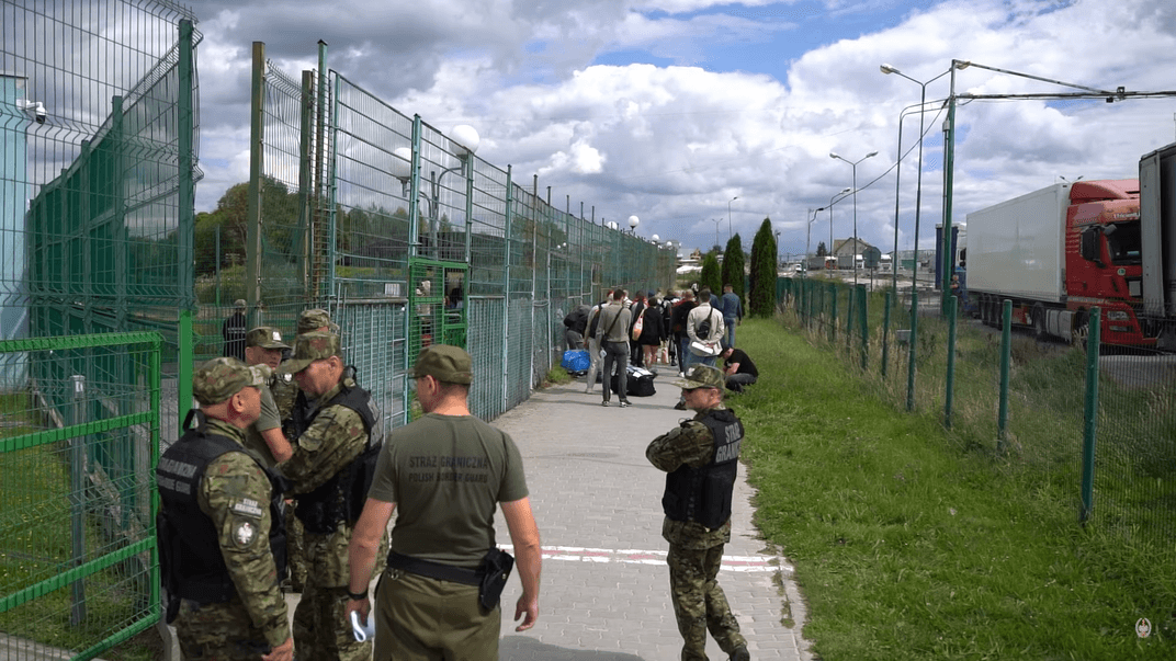 Польща передає Україні 15 висланих із країни громадян