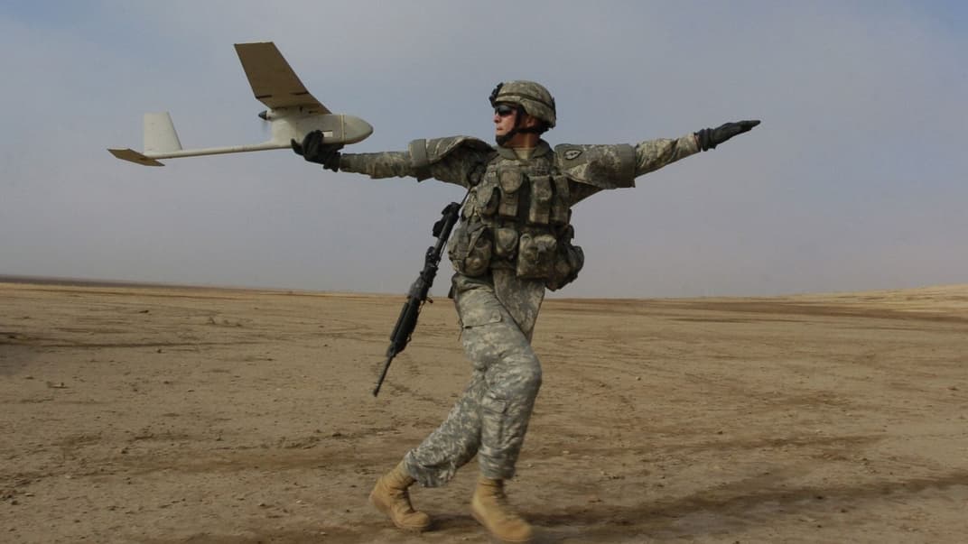 Сержант Дейн Фелпс готовится к запуску беспилотного летательного аппарата RQ-11B Raven во время патрулирования границы Ирака в рамках поисковой операции в провинции Патика, Ирак