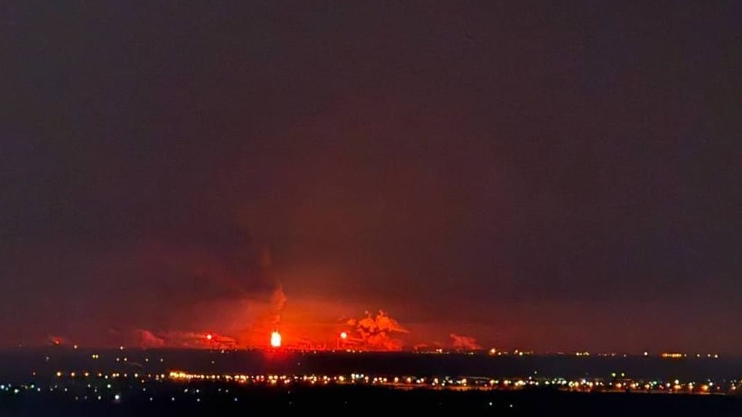 Волгоград в рф массированно атаковали дроны. Похоже, там поражен НПЗ