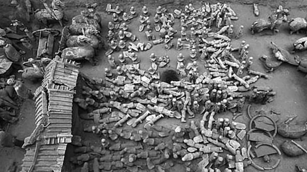 Армія нараховує понад 300 фігурок піхотинців висотою до 31 сантиметра, кінних воїнів, колісниць та сторожових веж